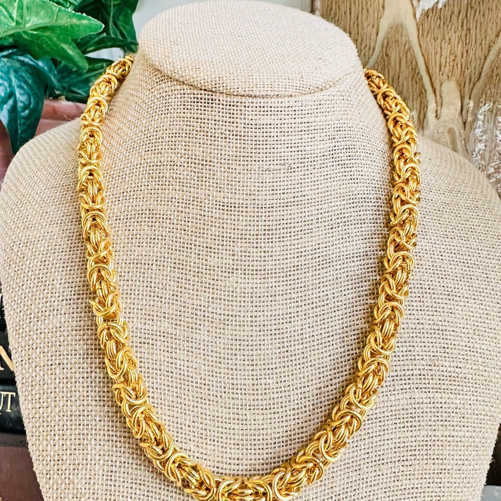Elegant Gold Chain Necklace